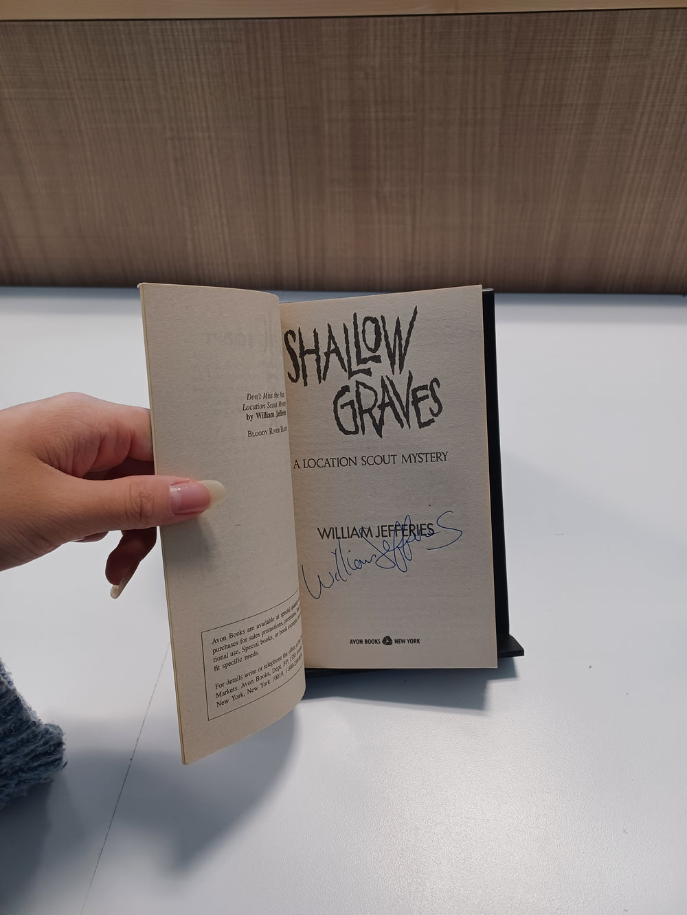 Shallow Graves: a Location Scout Mystery
by Deaver, Jeffery as William Jefferies