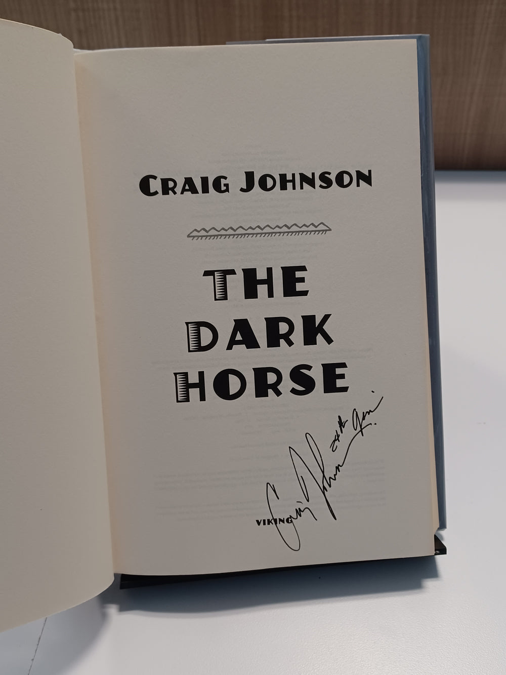 The Dark Horse: a Walt Longmire Mystery
by Johnson, Craig